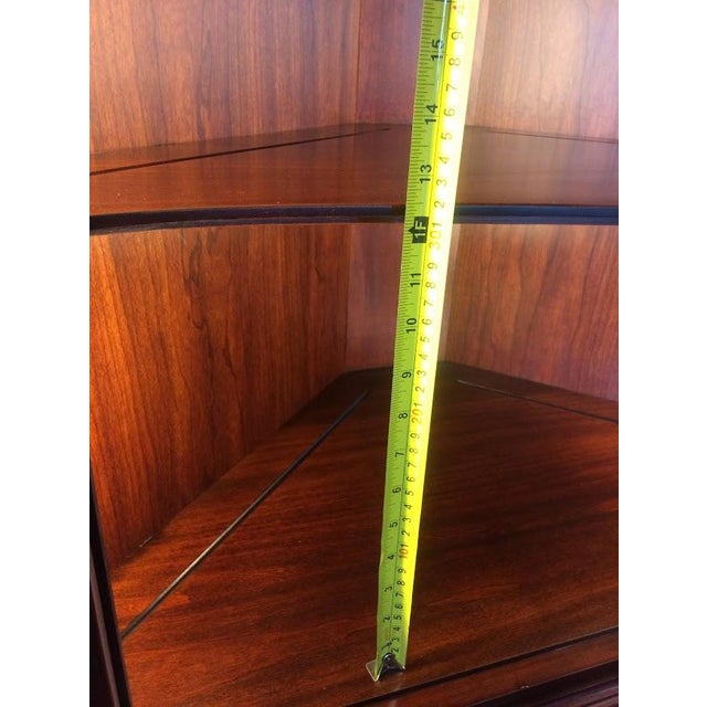 1990s Henkel Harris Cherry Corner Cabinet, Display Cabinet For Sale - Image 9 of 11