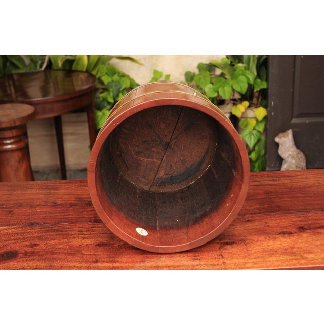 English Edwardian Oak Bucket with Brass Braces by R.A Lister & Co., Circa 1900 For Sale In Atlanta - Image 6 of 10