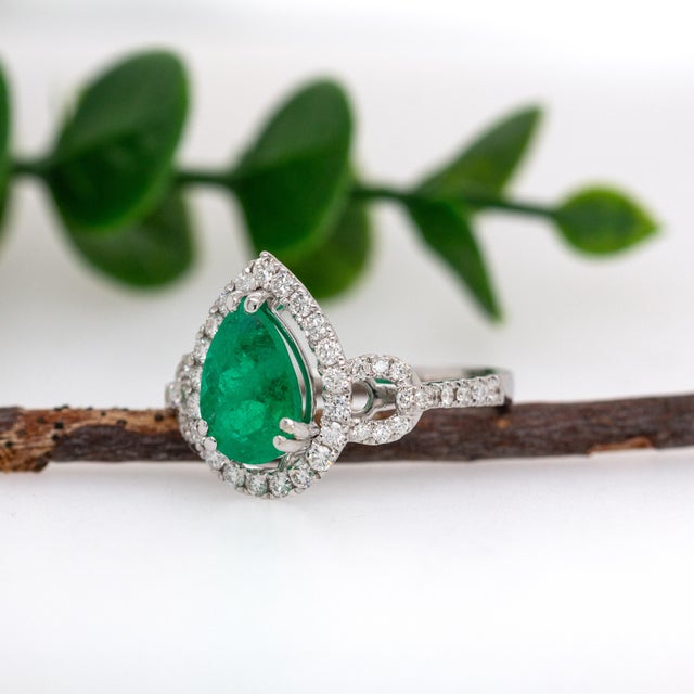 Gia Certified 2.08cts Colombian Emerald Diamond Ring in 14k Gold | Pear 10x8mm, Size 6.75 For Sale - Image 4 of 8
