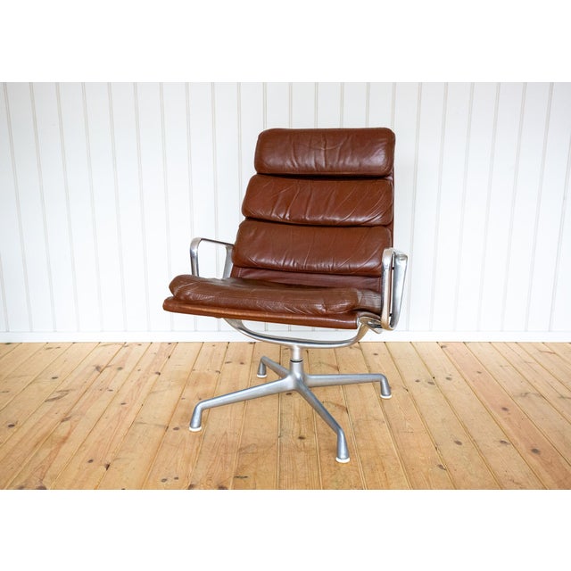 Mid-Century Modern Soft Pad Leather Aluminium EA216 Lounge Chair by Charles and Ray Eames for Herman Miller, 1975 For Sale - Image 3 of 18
