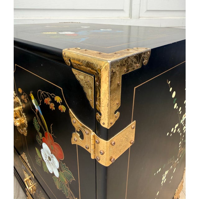 Wood Pair of 1970s Chinoiserie Black Lacquer Nightstands With Hand-Painted Birds & Brass Hardware For Sale - Image 7 of 17