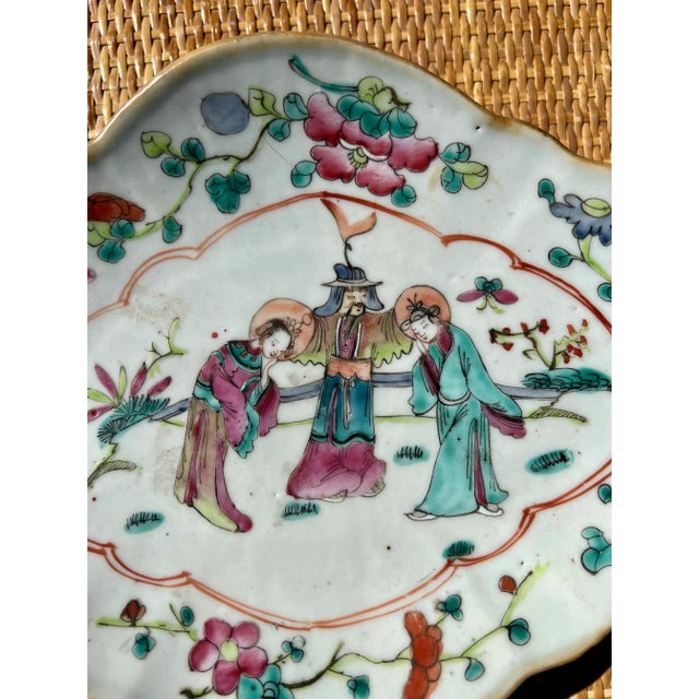 Mid 19th Century Chinese Qing Dynasty Rose Mandarin Pedestal Lozenge Dish For Sale - Image 5 of 11