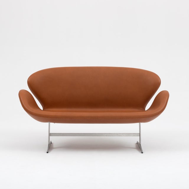 Fritz Hansen Arne Jacobsen “Swan” Sofa & Pair of Chairs in Cognac Leather for Fritz Hansen - Set of 3 For Sale - Image 4 of 18