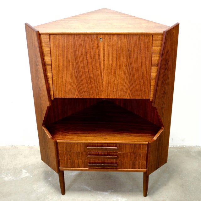 1950s Danish Rosewood Corner Cabinet in the Style of Omann Jun. Møbelfabrik / Gunni Omann For Sale In Boston - Image 6 of 14