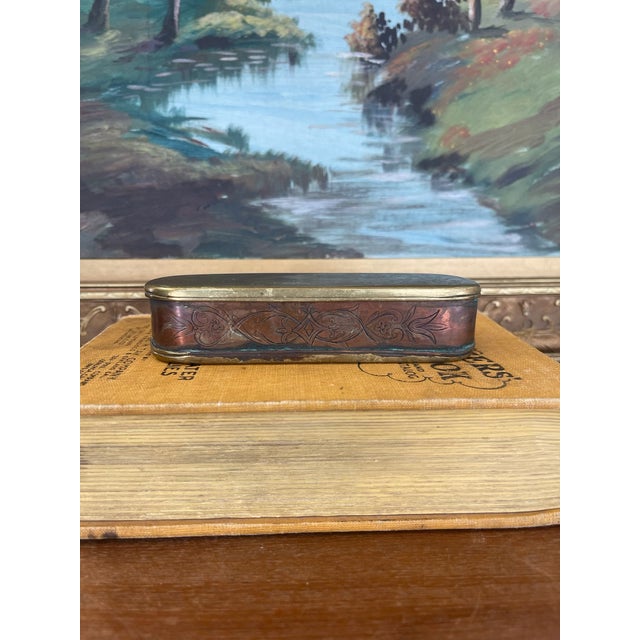 Folk Art 19th Century Possibly Dutch Brass and Copper Toned Snuff Box With Figural Tavern Scene and "T Is Niet Anders" Inscription. For Sale - Image 3 of 10