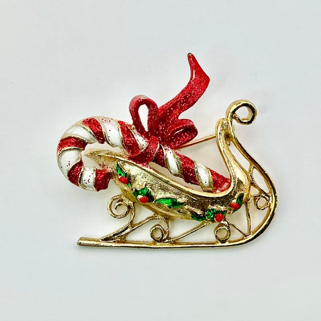 American 1960s Vintage Boho Chic Americana Candy Cane & Sleigh Christmas Brooch. For Sale - Image 3 of 6