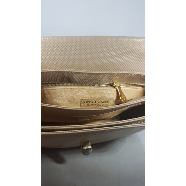 1980s 1980s Bottega Veneta Cream Crossbody Bag With Adjustable Strap For Sale - Image 5 of 7