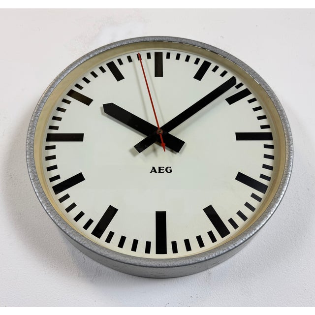 Industrial German Grey Electric Station Wall Clock from Aeg, 1960s For Sale - Image 6 of 16