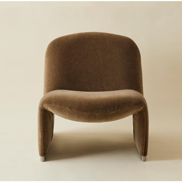 The simple and elegant "Alky" Slipper Lounge Chair was designed by Giancarlo Piretti in 1969 and crafted by Italian...