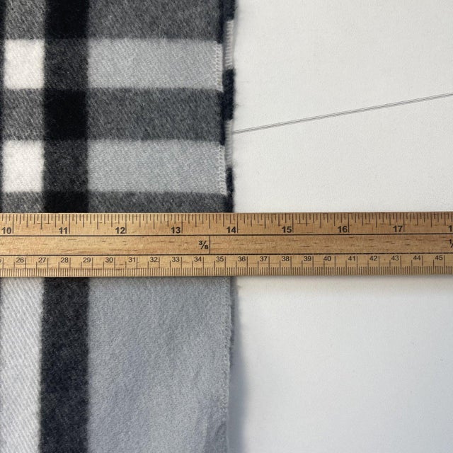 Textile Burberry Grey Plaid 100% Cashmere Scarf For Sale - Image 7 of 9