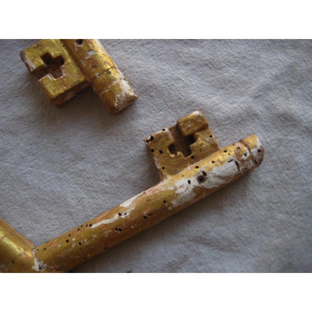 18th Century 18th Century Pair of Italian Gilded Carved Wood Keys of St Peter For Sale - Image 5 of 6