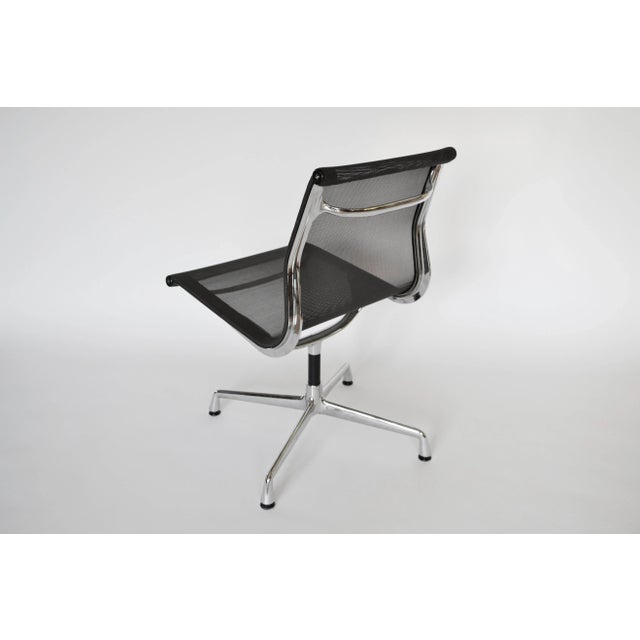 Mid-Century Modern Model EA 107 Swivel Office Chair in Steel by Charles & Ray Eames for Vitra, 1958 For Sale - Image 3 of 10
