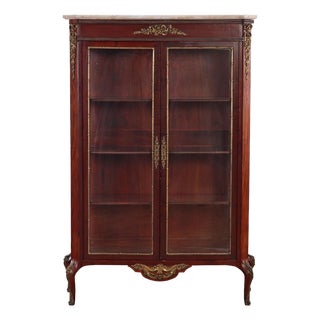 A French Louis XV Revival (Belle Époque) Mahogany Marble Top Vitrine, C. 1910. For Sale