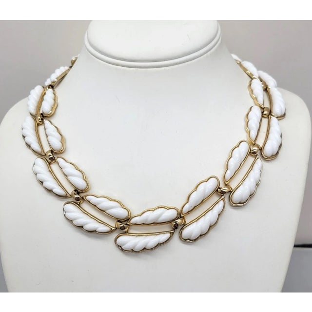 This is part of Chairish’s Costume Jewelry assortment. Goldtone and white textured resin links collar necklace with hook...