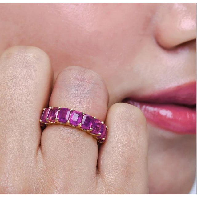 Contemporary Natural 8.33 cts ruby band ring in 18k gold For Sale - Image 3 of 18