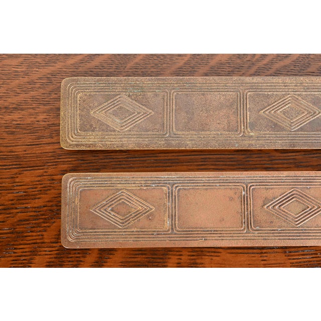 Early 20th Century Tiffany Studios New York Graduate Pattern Bronze Doré Blotter Ends With Leather Desk Blotter For Sale - Image 5 of 12