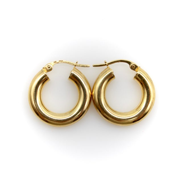 1990s Vintage Italian 18k Gold Macaroni Hoop Earrings, Pair For Sale - Image 5 of 8