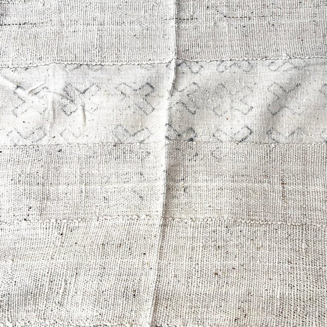 Early 20th Century White and Black Mudcloth Textile Mali 64 x 40 For Sale - Image 9 of 10