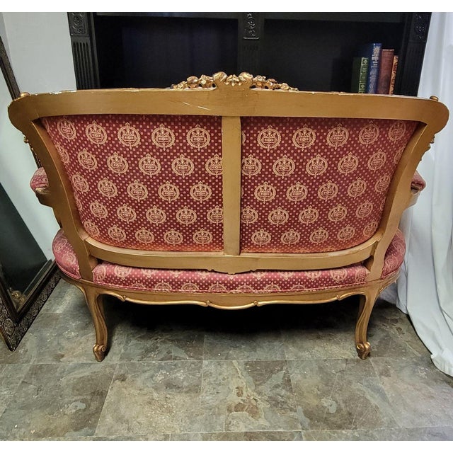 French French Louis XV Style Giltwood Carved Settee With Original Damask Upholstery, Mid-20th Century For Sale - Image 3 of 12