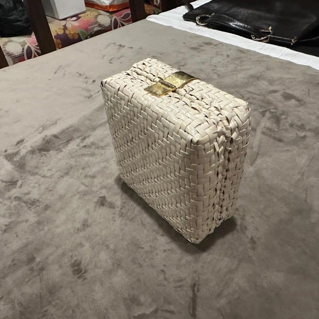 White An Elegant 1960s White Wicker and Brass Square Italian Evening Bag For Sale - Image 8 of 14