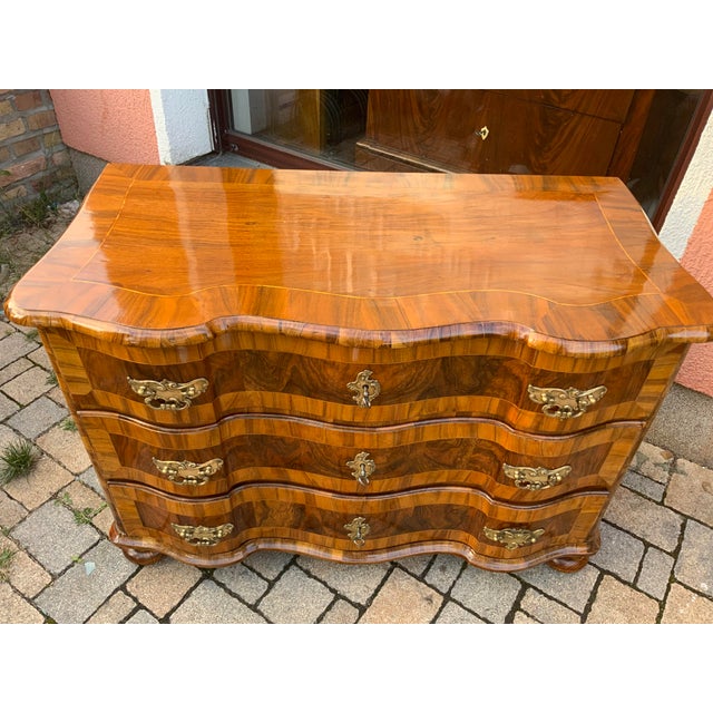 Very elegant original chest of drawers veneered in walnut, double-curved top plate, double-curved drawer panels, inlaid...