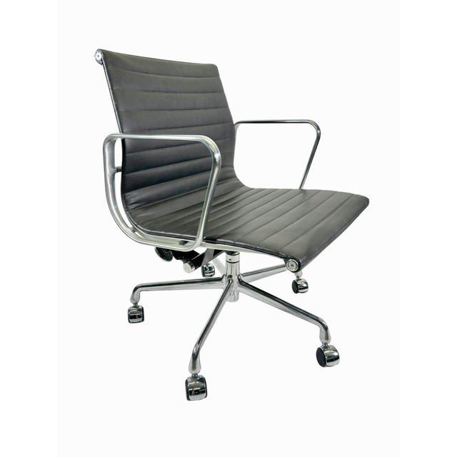 These beautiful authentic Mid-Century Modern Eames Herman Miller Executive Aluminum Group chairs by Knoll are upholstered...