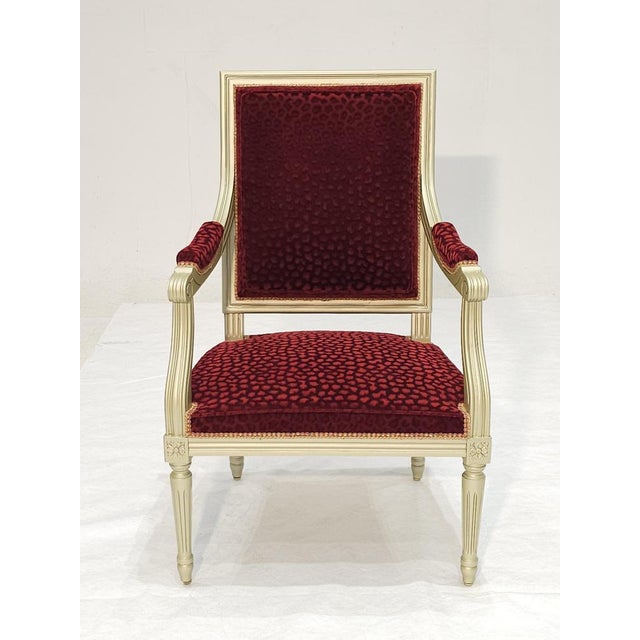 Beech wood Matte gold patina Raspberry leopard print jacquard velvet Gold and raspberry trimmings Traditional spring and...