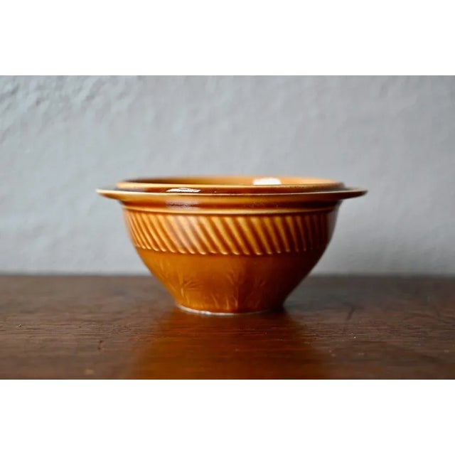 We imagine these retro bowls in a "shiny brown" color in a bohemian-themed kitchen. Made of ceramic, they are a mid-...