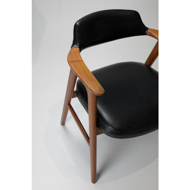 Introducing an exceptional early Model 42 armchair by acclaimed Danish designer Erik Kirkegaard, produced by Høng...