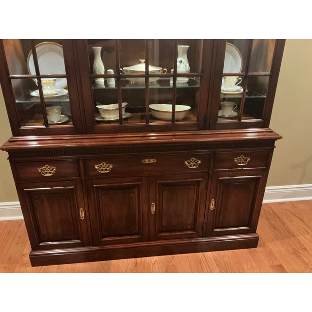 Statton Americana Cherry Dining Room China Closet, Oval Table W 3 Leaves, 6 Chairs. 2 Armed 4 Side, Server With Hinged Split Top Extention, For Sale - Image 12 of 13