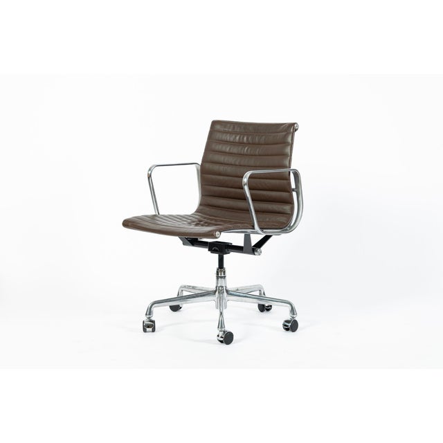 2000 - 2009 Eames Herman Miller Brown Leather Aluminum Group Thin Pad Desk Chair, 2008 For Sale - Image 5 of 18