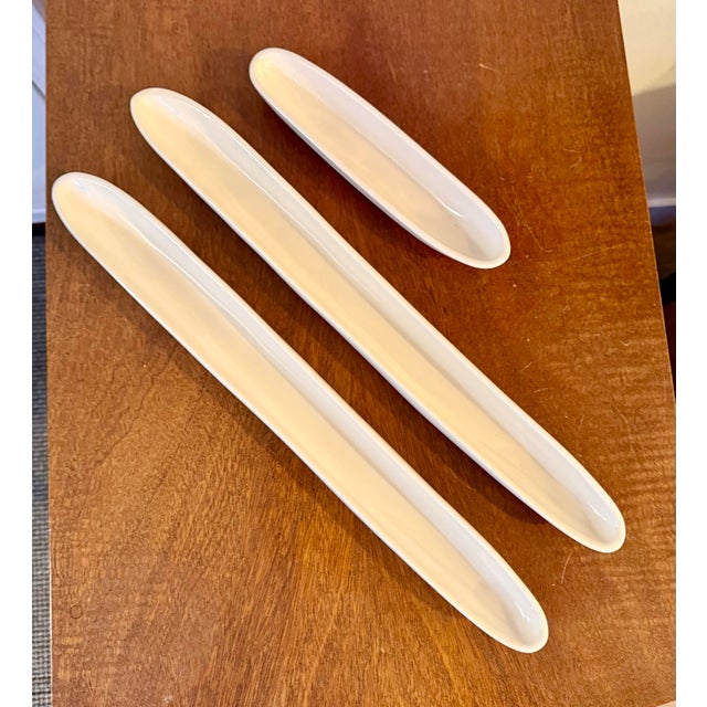 1970s Vintage Carnivale McCarty of Memphis Signed White Pottery Set of 3 Olive Trays For Sale - Image 5 of 12