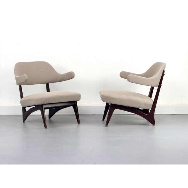 This elegant pair of armchairs from the 1950s captivates with its delicate design and the harmonious combination of...