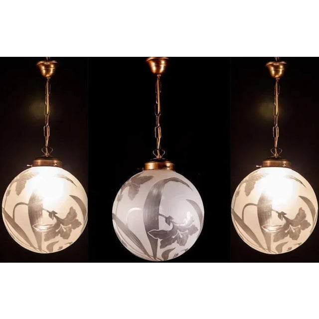 Finely hand blown engraved glass with stylized flowers and leaves in excellent vintage condition. One E27 light bulb 5 Watt\.