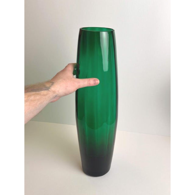 1960s Mid-Century Modern Emerald Green Blown Glass Floor Vase from Empoli, Italy, 1960s For Sale - Image 5 of 10
