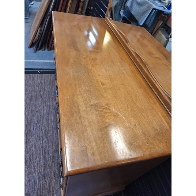 Ethan Allen 1970s Baumritter Ethan Allen Maple 9 Drawer Dresser With Matching Mirror For Sale - Image 4 of 12