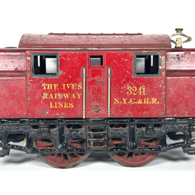 American Prewar Ives Wide Gauge 3241 Maroon Electric Locomotive c. 1922 For Sale - Image 3 of 10
