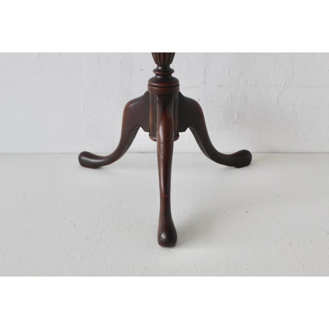 Vintage Georgian Style Mahogany Turned Pedestal Tripod Side Table For Sale In Miami - Image 6 of 17