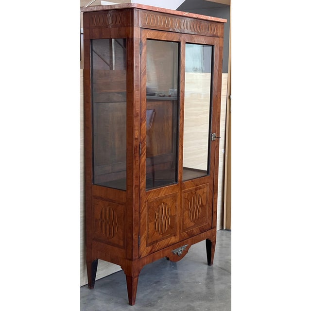 French Provincial Late 20th Century Louis XVI Style Showcase Vitrine in Walnut with Geometrical Marquetry For Sale - Image 3 of 18