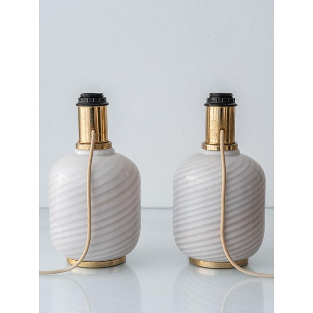 Mid-Century Modern Vintage Murano Glass Opaline Spiral Table Lamps with Dual Illumination from Vetri Murano, 1960s, Set of 2 For Sale - Image 3 of 12