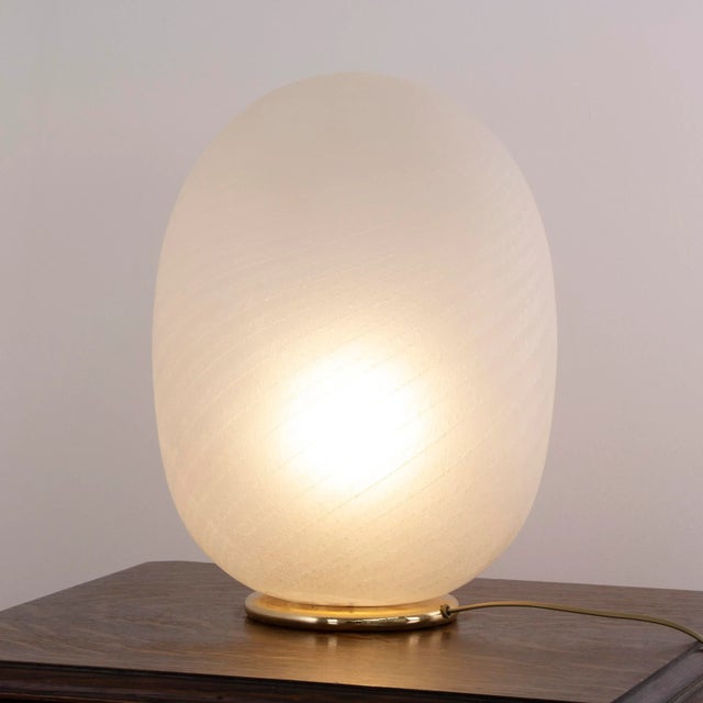 Mid-Century Modern Large Egg Table Lamp in White Etched Murano Glass with Spiral Texture and Brass Base, 1970s For Sale - Image 3 of 10