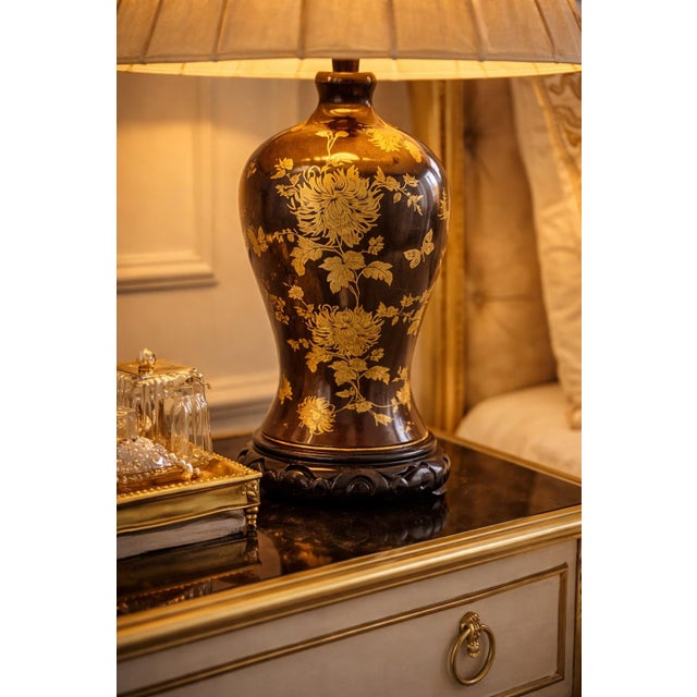Brown Vintage Chinoiserie Table Lamp With Gold Floral Motif, Brown Lacquered Glass Body and Original Pleated Shade – David W. Estate For Sale - Image 8 of 11