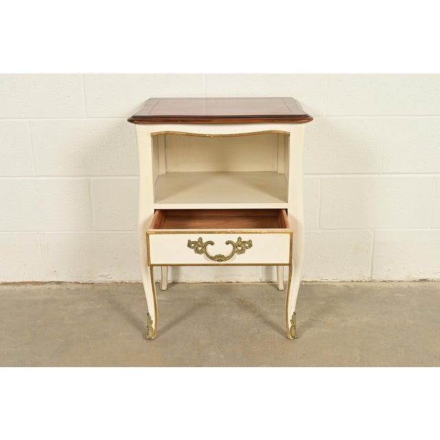 1970s Kindel Furniture French Provincial Louis XV Cream Lacquered and Gold Gilt Nightstand, 1970s For Sale - Image 5 of 15