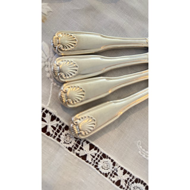 Rogers Bros. Vintage Dinner Knives, 1847 Rogers Bros, Korea Knives, Silverplate Shell Pattern 4 Pcs For Sale - Image 4 of 7