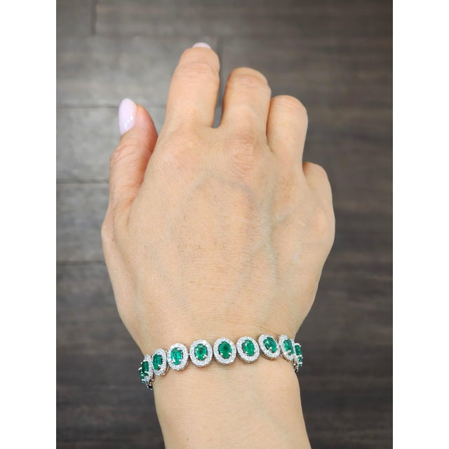 This stunning bracelet is a harmonious blend of elegance and craftsmanship. Featuring 9.45 carats of 22 oval-cut green...
