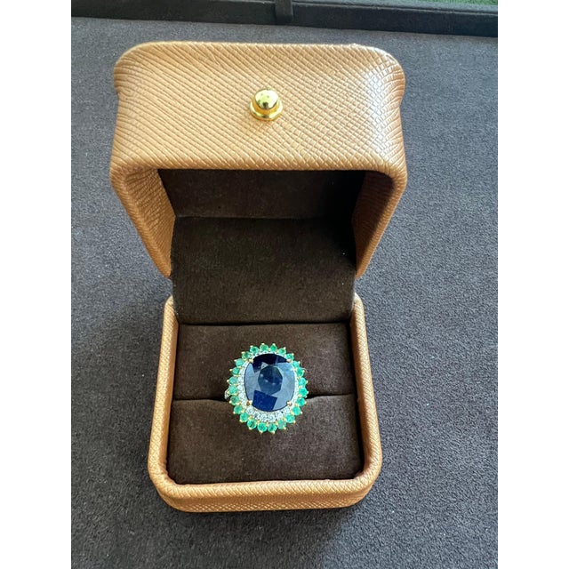 Bochic “Orient” Vintage Diamond, Blue Sapphire & Emerald Ring Set In 18K Gold & For Sale - Image 10 of 12