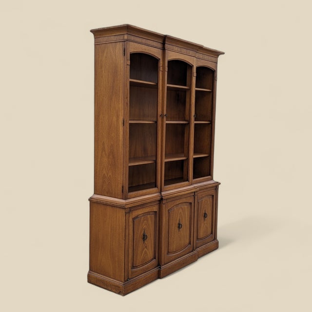 1960s Drexel Triune Mahogany Hutch Cabinet With Arched Display Doors For Sale - Image 4 of 18