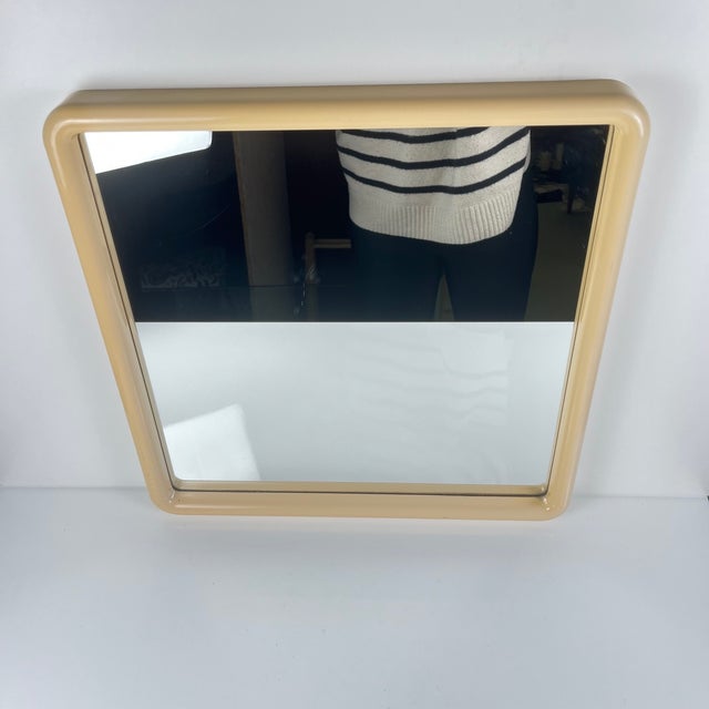 Square plastic mirror with rounded edges, cream, 1970/80 Dimensions: Diameter: 44.5 cm Depth: 4 cm Vintage item in good...
