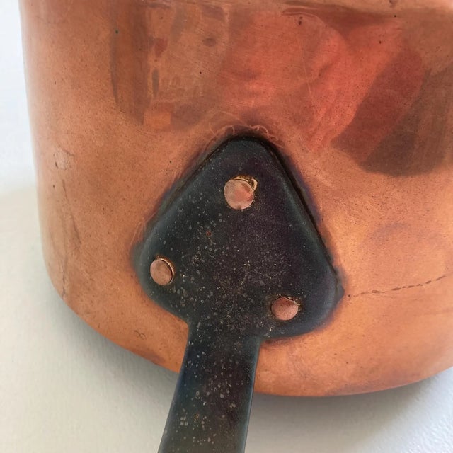 Circa 1890s, "A La Ménagère (1863-1899) B. Bonne Nouvelle 20" Antique French Copper Pot - "Arrow" Shape Handle For Sale - Image 10 of 15