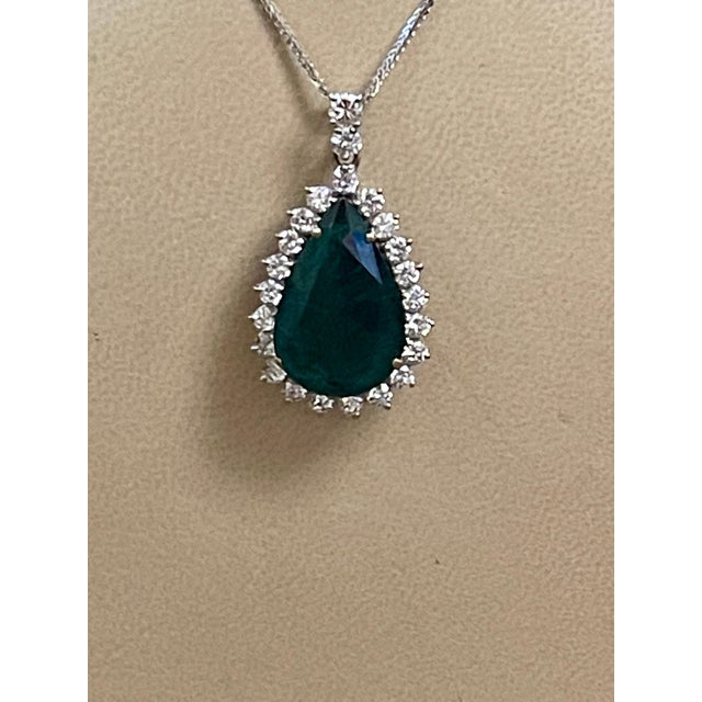 15 Ct Pear Hydro Emerald & 4 Ct Diamond Pendent/Necklace 18 Kt White Gold For Sale - Image 14 of 18